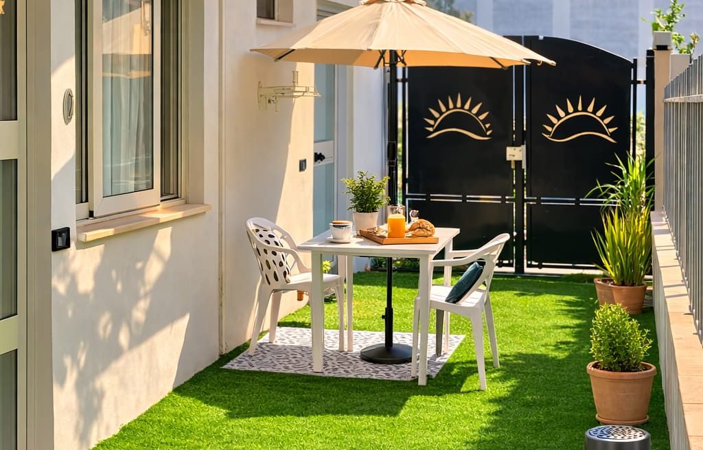 Spazio esterno del B&B a Cirò Marina con tavolo, ombrellone e area relax