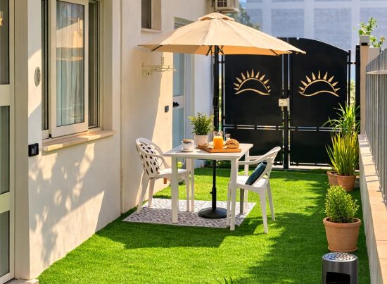 Spazio esterno del B&B a Cirò Marina con tavolo, ombrellone e area relax